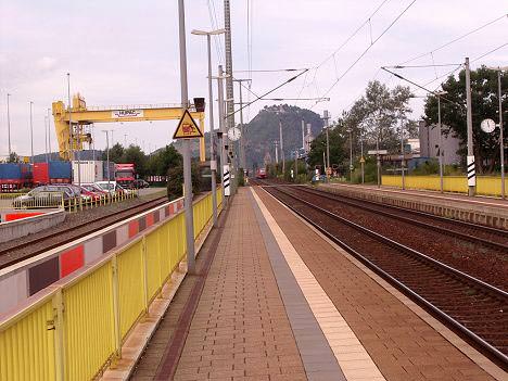 Singerner Südbahnhof mit Blick zum Hohentwiel