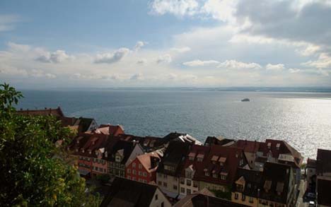 Blick über Meersburg auf den See