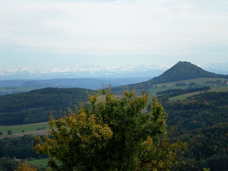 Schweizer Alpen hinter den Hegaubergen