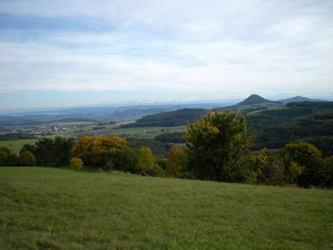 Links Bodensee, rechts Hohenkrähen mit Alpen im Hintergrund